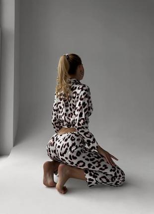 Нежная шелковая пижама под бренд с анималистичным принтом, пижама в стиле бренда леопардовая4 фото