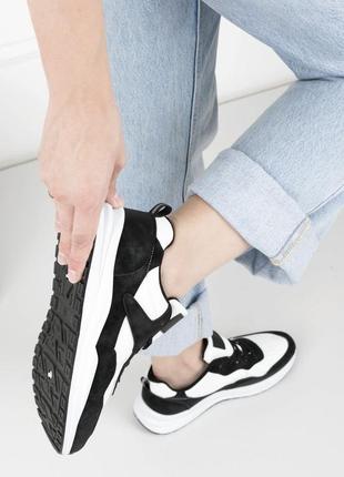 Стильные черно-белые кроссовки