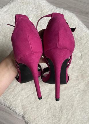 Босоножки яркие фиолетовые замша на высоких каблуках6 фото