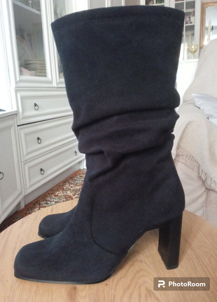 Жіночі чоботи чорного кольору штучна замша ідеальний стан на підборах