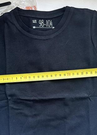 Черная однотонная базовая футболка10 фото