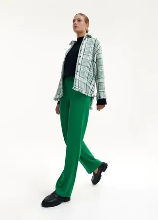 Прямые зеленые брюки со стрелками s3 фото