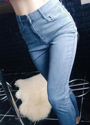 Стильные женские укороченные джинсы1 фото