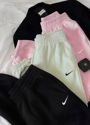 Спортивные штаны nike джоггеры свободного кроя на резинках стильные базовые найк черные серые хаки розовые5 фото
