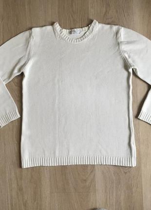 Білий светр з молочним відтінком