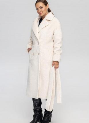 Перламутровое женское меховое пальто прямого силуэта со спущенным плечом3 фото