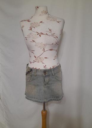 Мини джинсовая юбка на низкой посадке в стиле 00-х 2000-х y2k