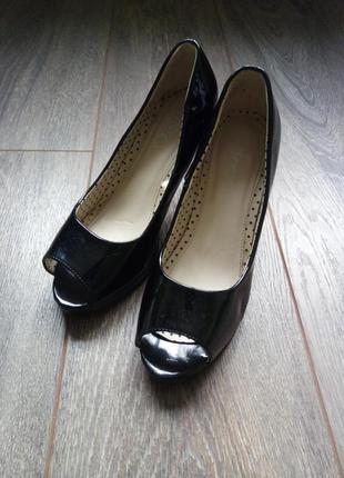 Чорні шкіряні лак туфлі човники платфарма відкриті пальці miss fiori2 фото