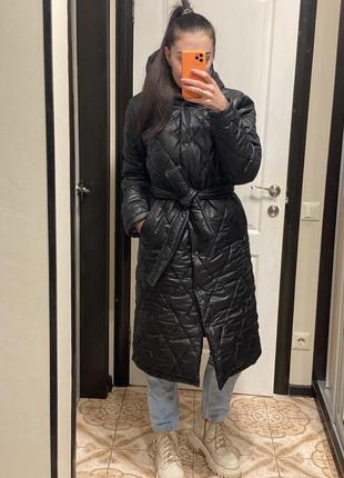 Пальто зима стеганое черное с поясом и капюшоном2 фото