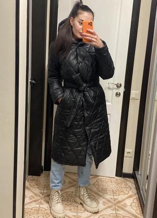 Пальто зима стеганое черное с поясом и капюшоном3 фото