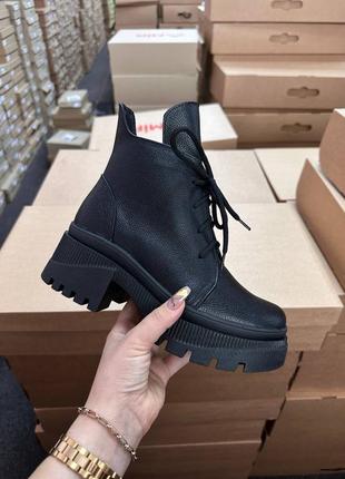 Чорні натуральні шкіряні короткі низькі зимові черевики на шнурках шнурівці платформі товстих підборах зима шкіра