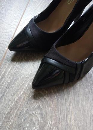 Черные кожаные замшевые туфли лодочки spot on узкий носок7 фото