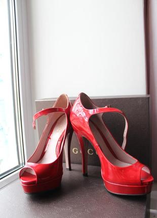 Яркие эффектные красные лаковые туфли гуччи gucci