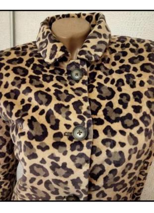Короткое велюровое пальто с леопардовым принтом5 фото