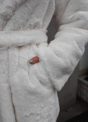 Зимняя шубка с поясом и капюшоном.2 фото