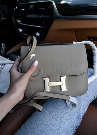 Шкіряна жіноча брендова сумочка в стилі hermes. колір бежевий.