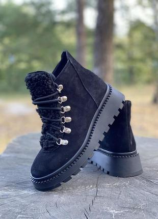 Замшевые ботинки