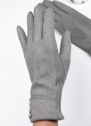 Светло-серые утепленные перчатки с пуговицами на манжетах3 фото