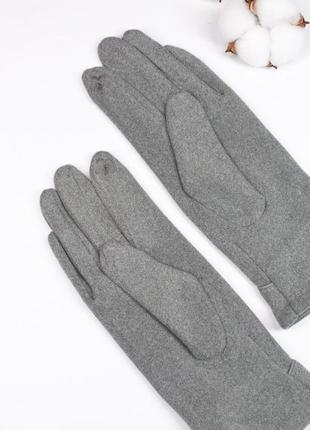 Светло-серые утепленные перчатки с пуговицами на манжетах2 фото