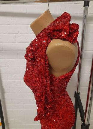 Платье красное в пайетках с открытым плечои и бантом7 фото