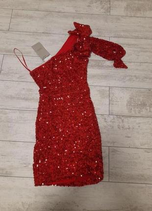 Платье красное в пайетках с открытым плечои и бантом4 фото