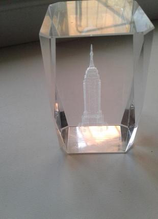 Сувенір кришталевий куб із вежею, небоскребком лазерний малюнок2 фото