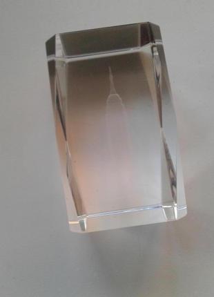 Сувенір кришталевий куб із вежею, небоскребком лазерний малюнок4 фото