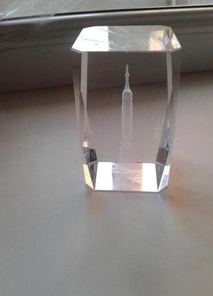 Сувенір кришталевий куб із вежею, небоскребком лазерний малюнок3 фото