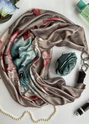 Дизайнерский платок  "голубые розы"  от бренда my scarf, подарок женщине, украшен натуральным камнем гранат