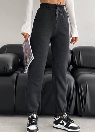 Спортивні жіночі штани джогери на флісі на високій посадці з кишенями якісні стильні теплі сірі графітові3 фото