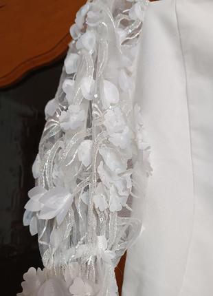 Белое праздничное платье с оригинальными рукавами6 фото