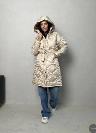 Пальто стеганое пальто с капюшоном и отстегивающимся поясом на молнии и кнопках. ⠀3 фото