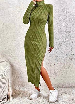 Осеннее оливковое женское платье из ангоры в рубчик зеленое