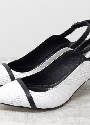 Туфли из натуральной кожи белого цвета "питон"5 фото