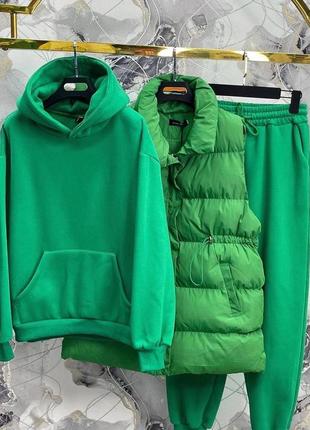 Женский зеленый теплый костюм тройка 🔥жилетка+брюки+кофта с капюшоном 2023