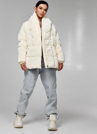 Женская теплая зимняя куртка, пуховик  оверсайз с поясом молочного цвета на эко пухе4 фото