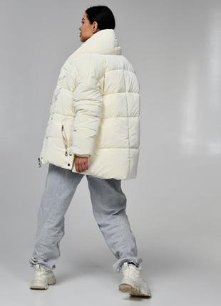 Женская теплая зимняя куртка, пуховик  оверсайз с поясом молочного цвета на эко пухе5 фото