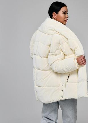 Женская теплая зимняя куртка, пуховик  оверсайз с поясом молочного цвета на эко пухе3 фото
