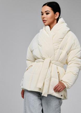 Женская теплая зимняя куртка, пуховик  оверсайз с поясом молочного цвета на эко пухе9 фото