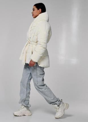 Женская теплая зимняя куртка, пуховик  оверсайз с поясом молочного цвета на эко пухе2 фото