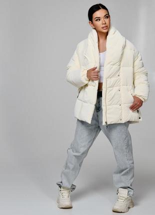 Женская теплая зимняя куртка, пуховик  оверсайз с поясом молочного цвета на эко пухе7 фото