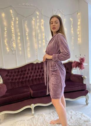 Домашній стильний жіночий халат затишний з оксамит плюшевої тканини на бавовняній основі фіолетового кольору на запах2 фото