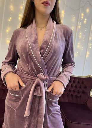Домашний стильный женский халат уютный из бархат плюшевой ткани на хлопковой основе фиолетового цвета на запах8 фото