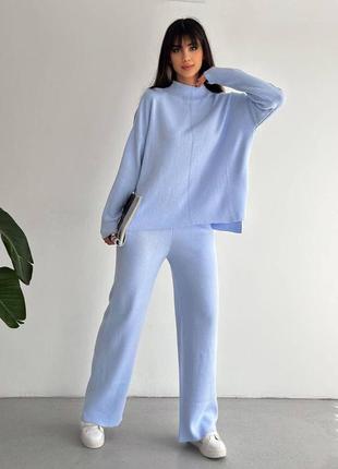 Модний стильний жіночий прогулянковий теплий костюм-двійка светр і штани блакитного кольору в універсальному розмірі