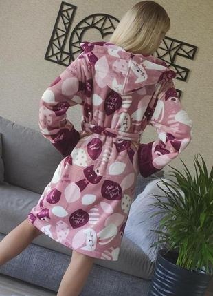 Женский плюшевый махровый короткий халат для дома в универсальном размере на запах с поясом с капюшоном4 фото