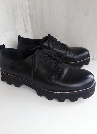 Черные женские туфли-оксфорды на рифленой подошве