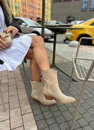 Черевики ковбойки жіночі замшеві бежевого кольору демісезонні