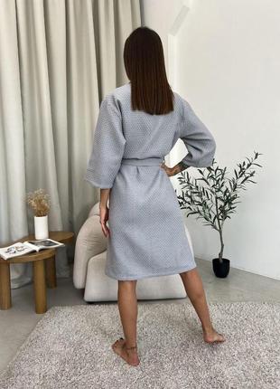 Жіночий халат середньої довжини з поясом із кишенями з шалевим коміром тканина піке сріблясто сірого кольору5 фото