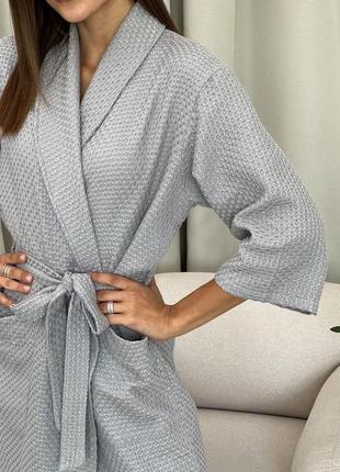 Жіночий халат середньої довжини з поясом із кишенями з шалевим коміром тканина піке сріблясто сірого кольору9 фото