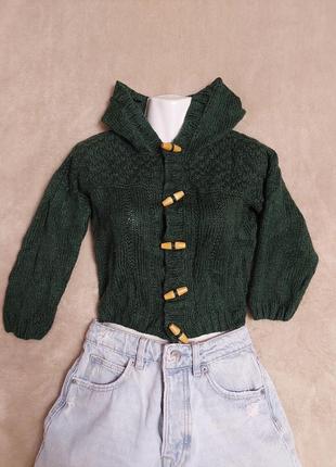 Вязаная укороченая кофта топ оливкового болотного зелёного цвета на интересных пуговицах с капюшоном
